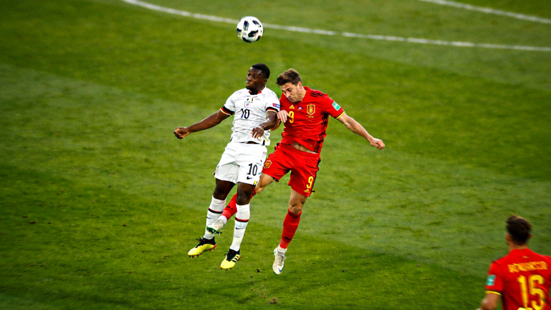 世界杯淘汰赛阶段比赛精彩瞬间 - 球员争抢头球